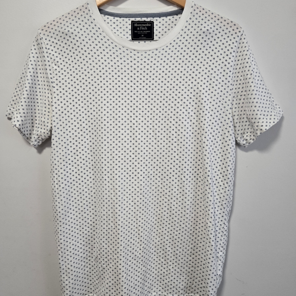 Abercrombie & Fitch Men's White & Blue Patterned Tee Shirt